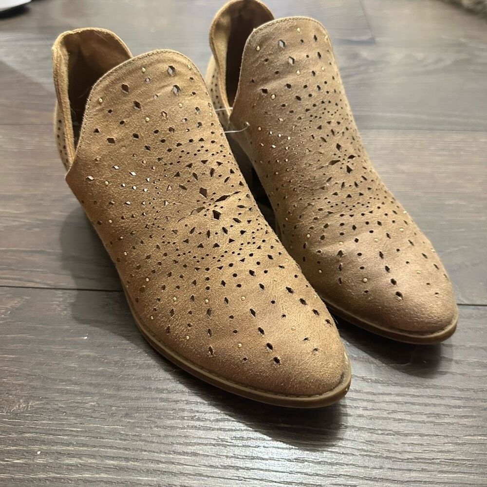 Fergalicious Fergie Women’s 6.5 Ankle Boots
